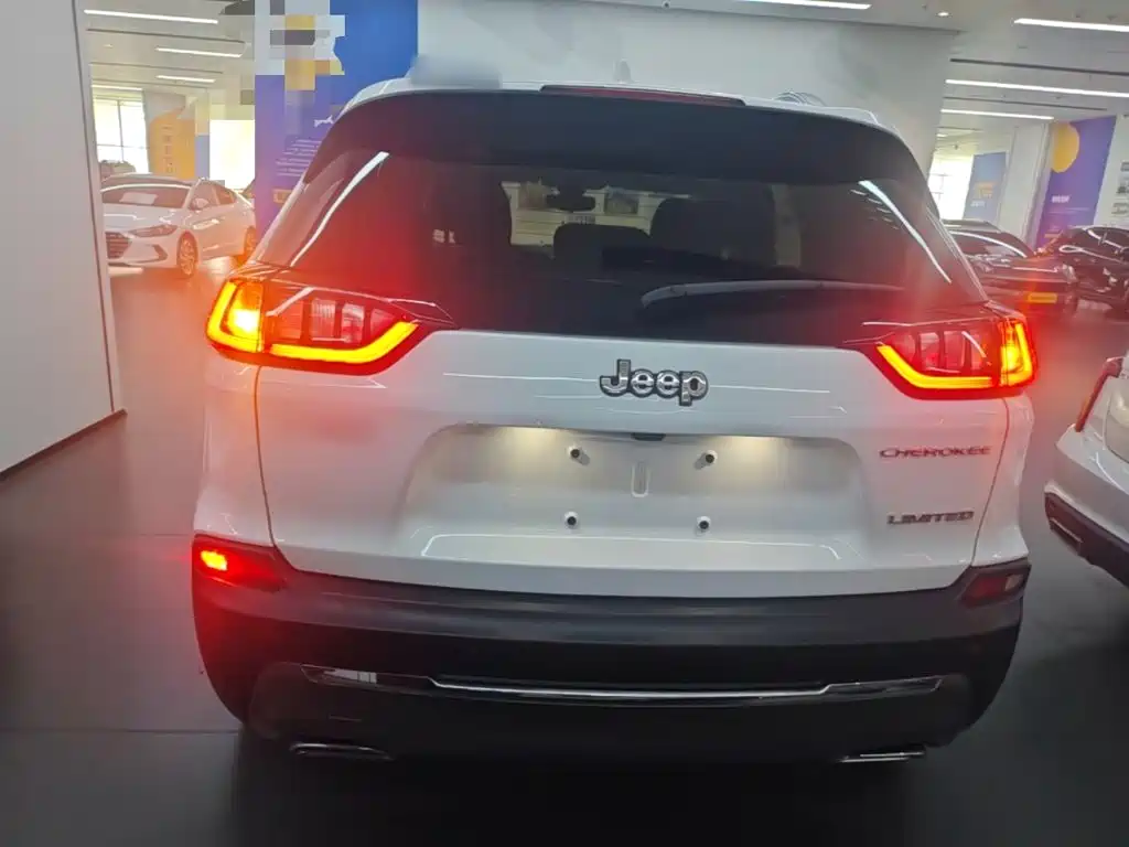 Photo 6 - Jeep Cherokee