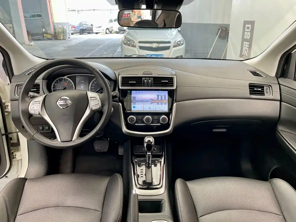 Photo 8 - Nissan Tiida