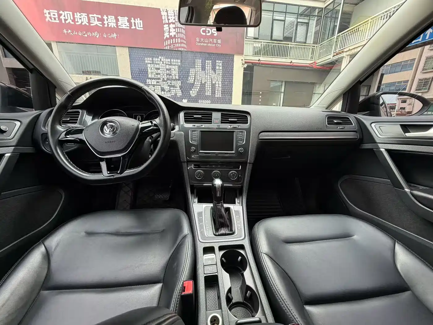 Volkswagen Golf 2017 1.6L Auto Comfort Millionth Edition фото 5