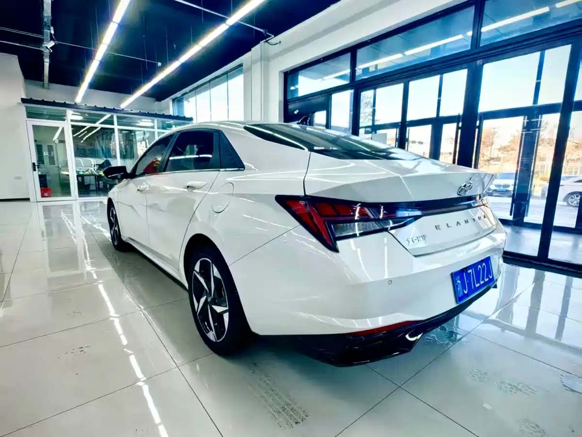 Hyundai Elantra 2021 1.5L CVT LUX Premium Edition фото 4