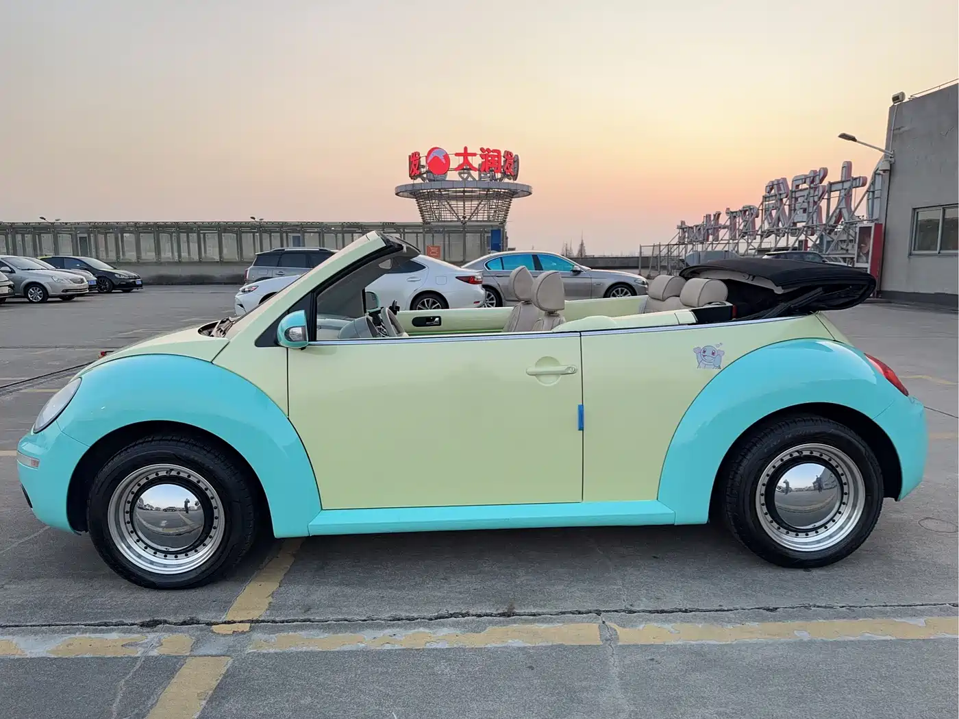 Volkswagen Beetle 2010 Model 2.0 BlackOrange Convertible Luxury Edition фото 5