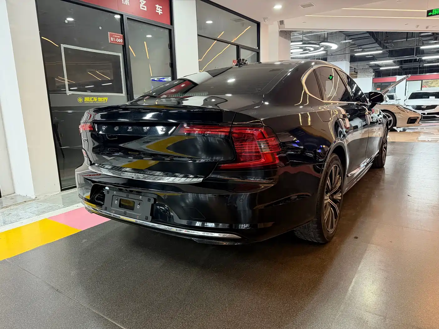 VOLVO S90