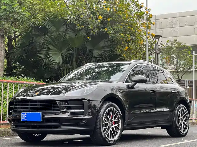 PORSCHE MACAN