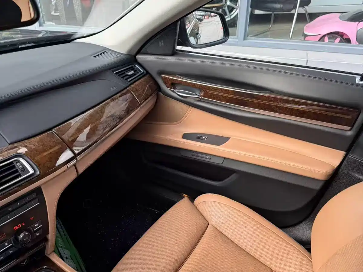 BMW 7 Series 2010 760Li фото 19