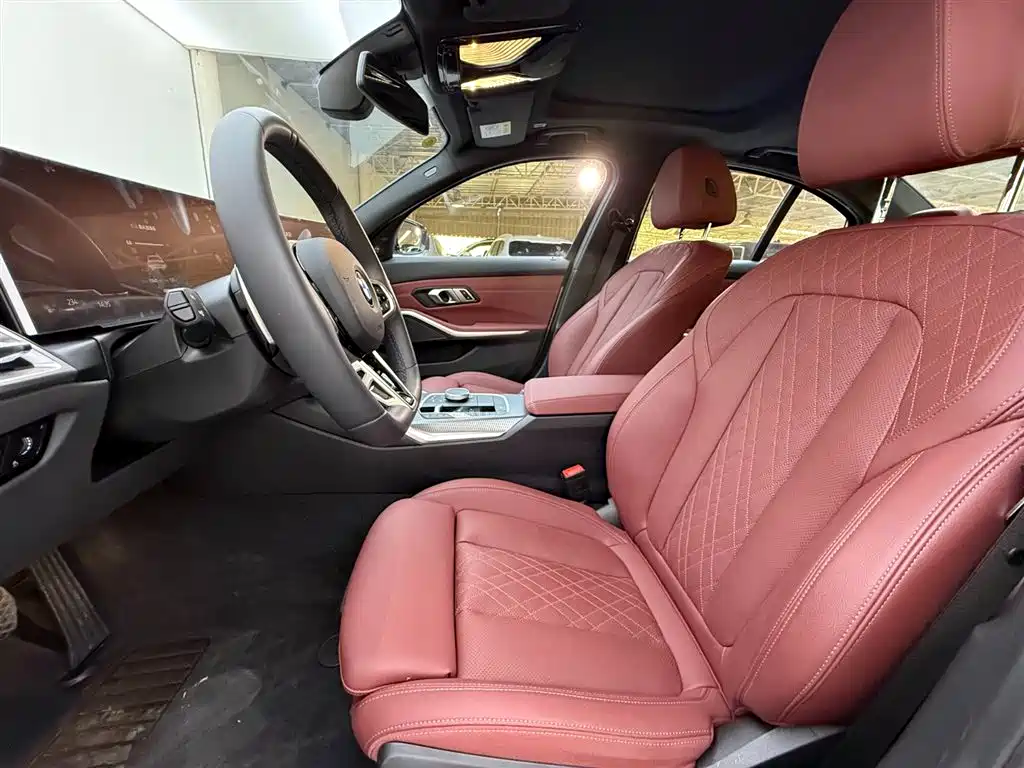 BMW 3 Series 2025 330i M Sport Night Edition фото 8