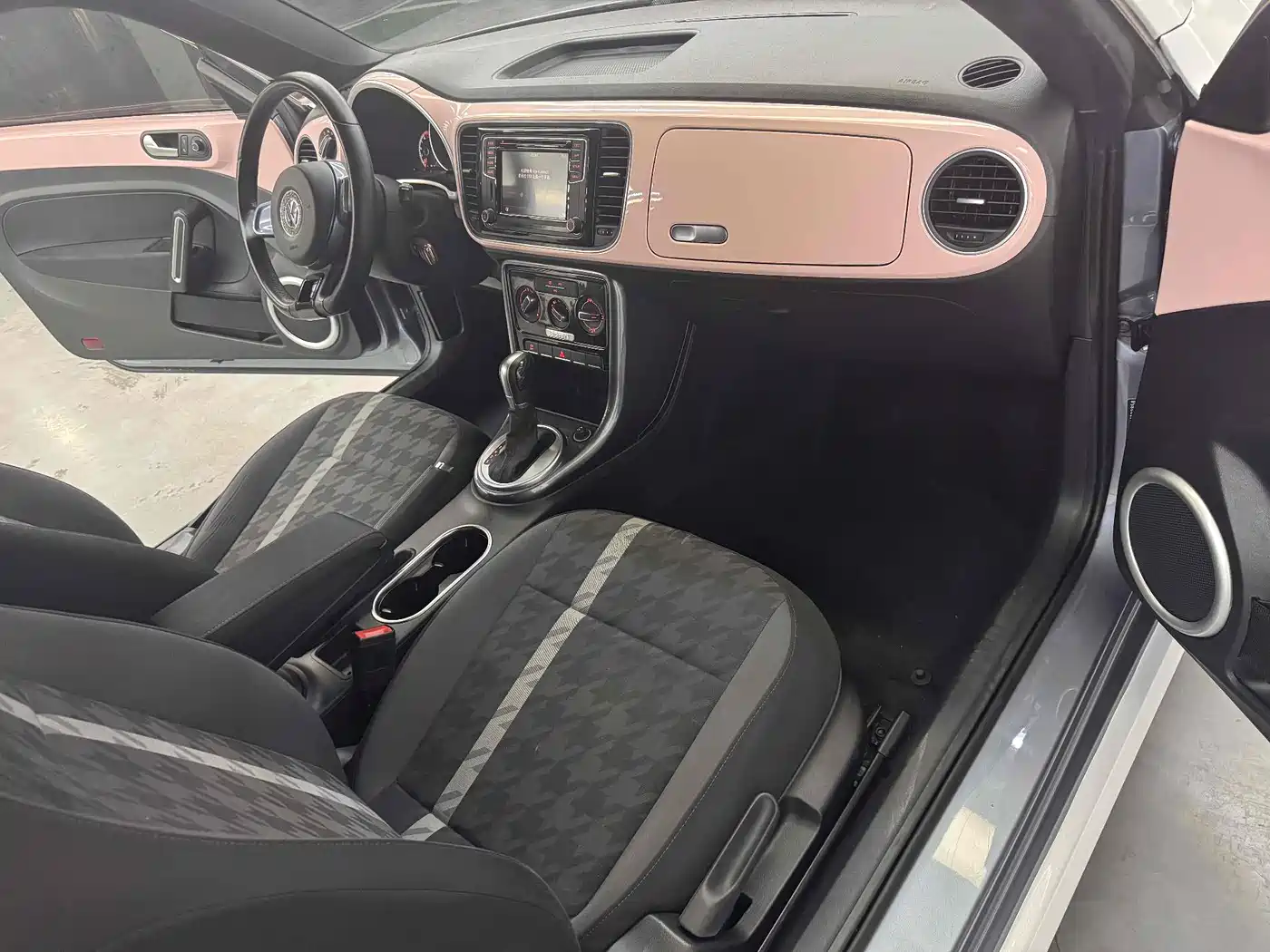 Volkswagen Beetle 2017 180TSI Enjoy фото 22