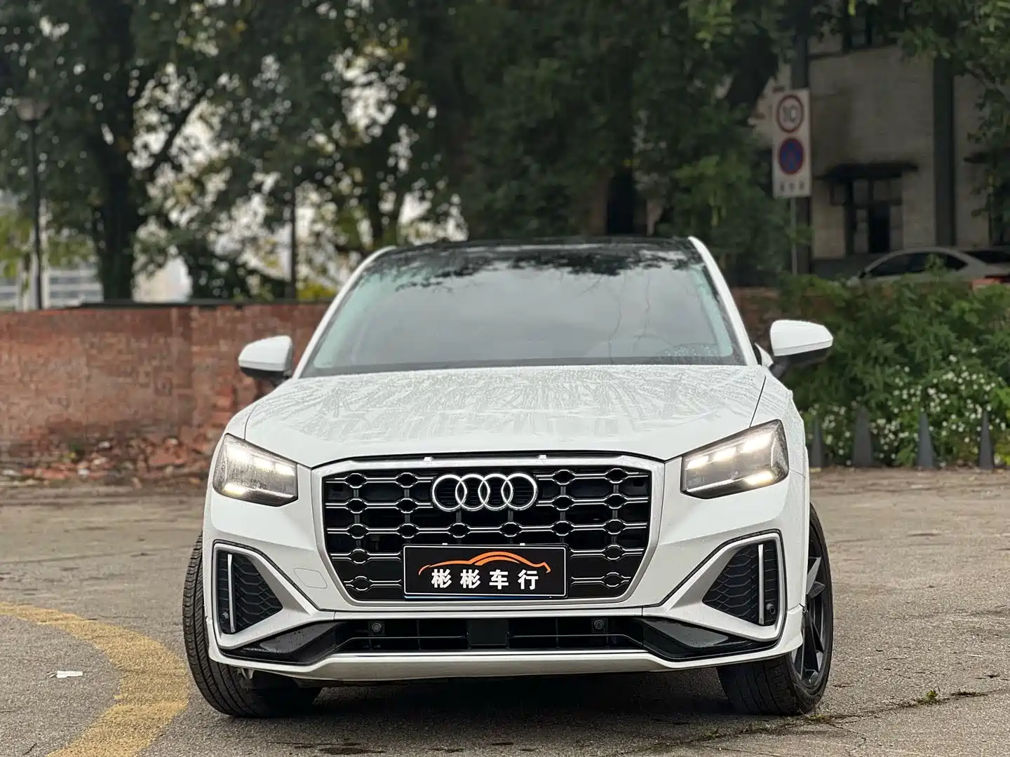 Photo 4 - Audi Q2L