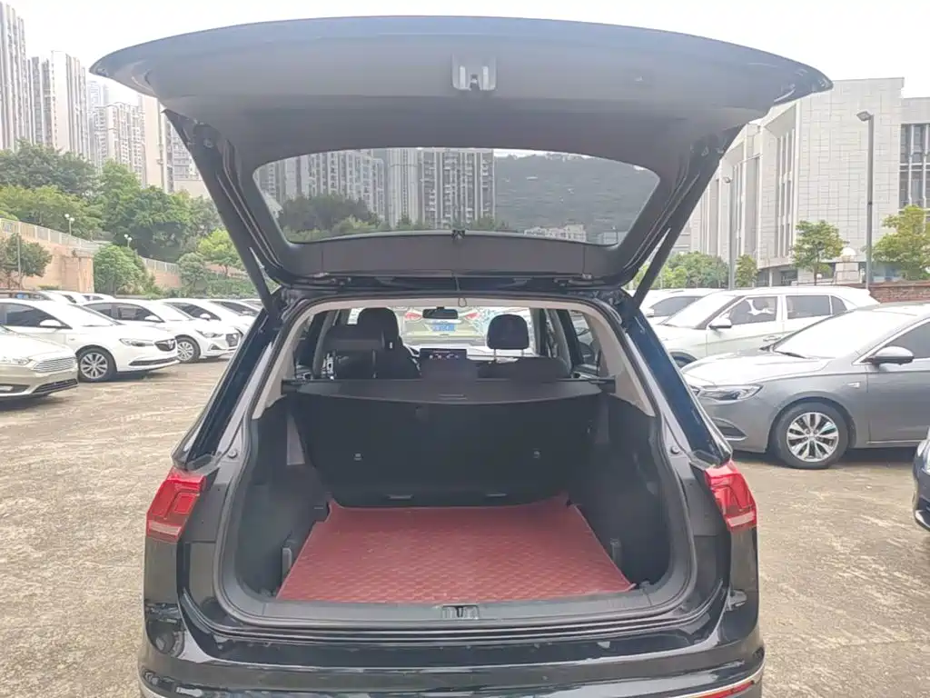 Фото 19 - Volkswagen Tiguan L