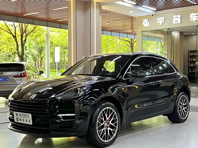 PORSCHE MACAN