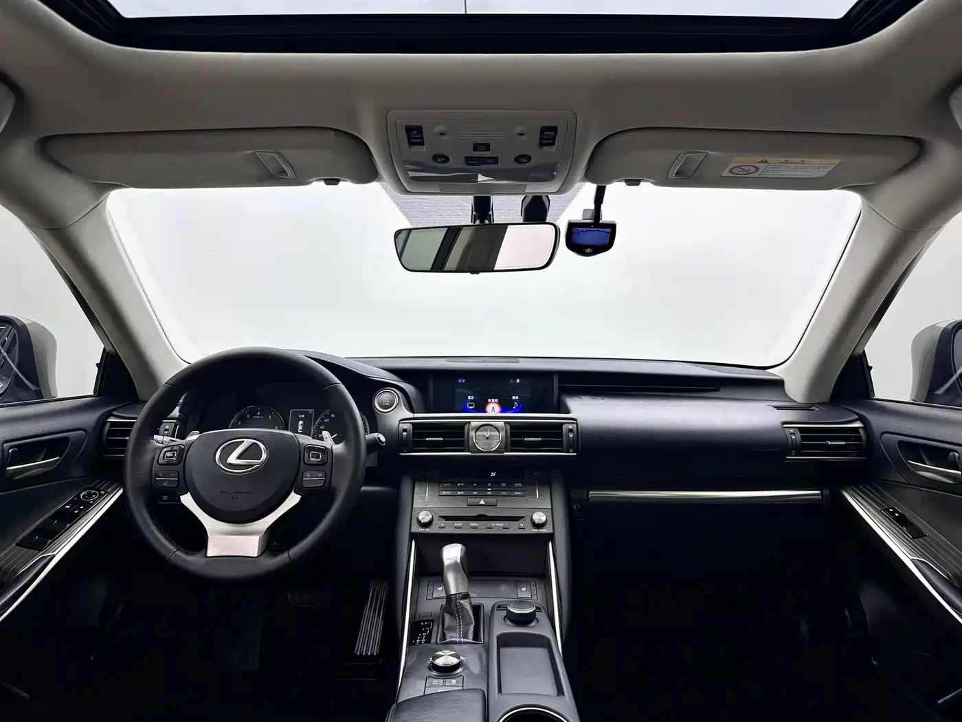 Lexus IS 2017 300 Fashion Edition фото 10