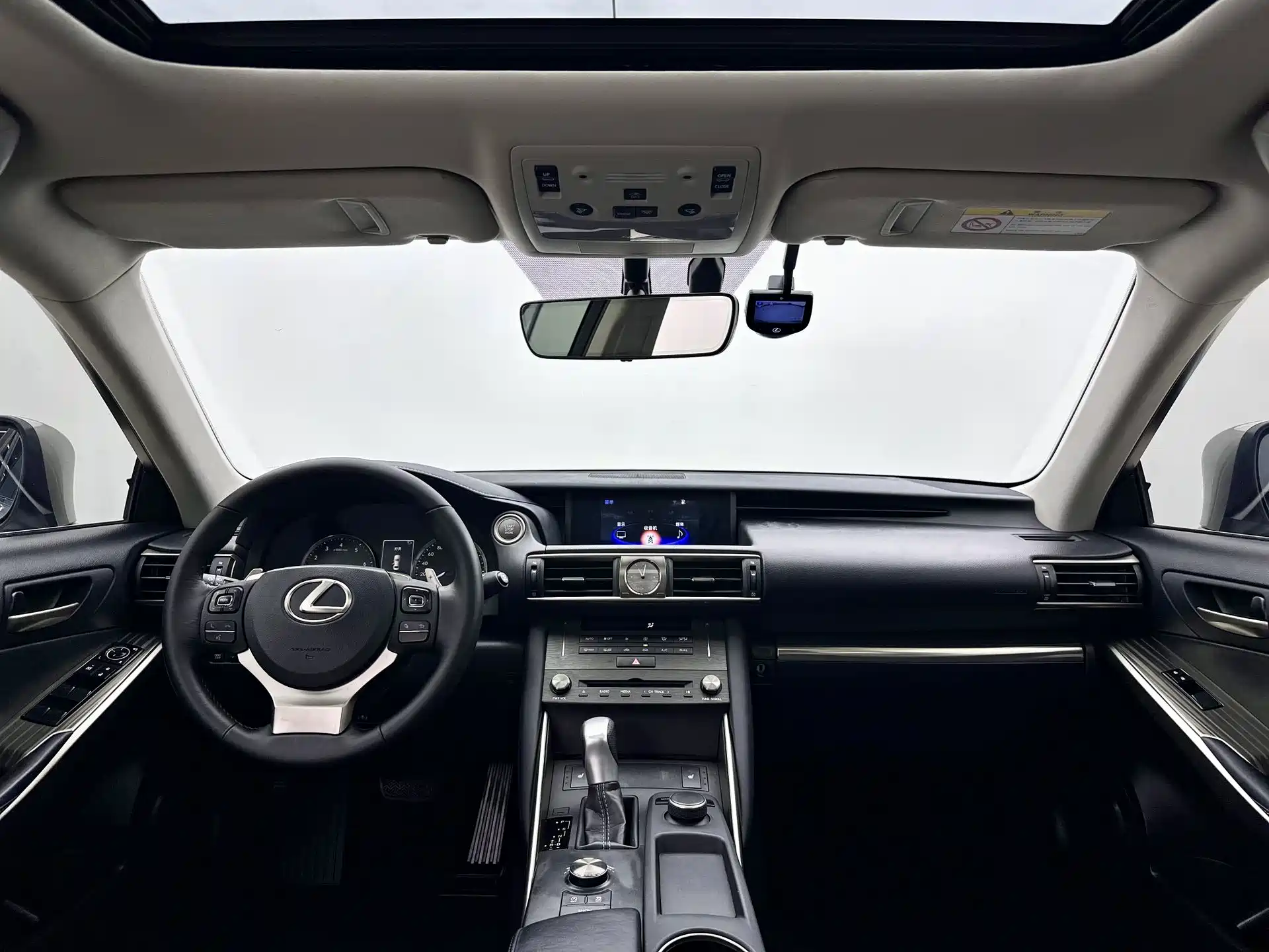 Фото 10 - Lexus IS