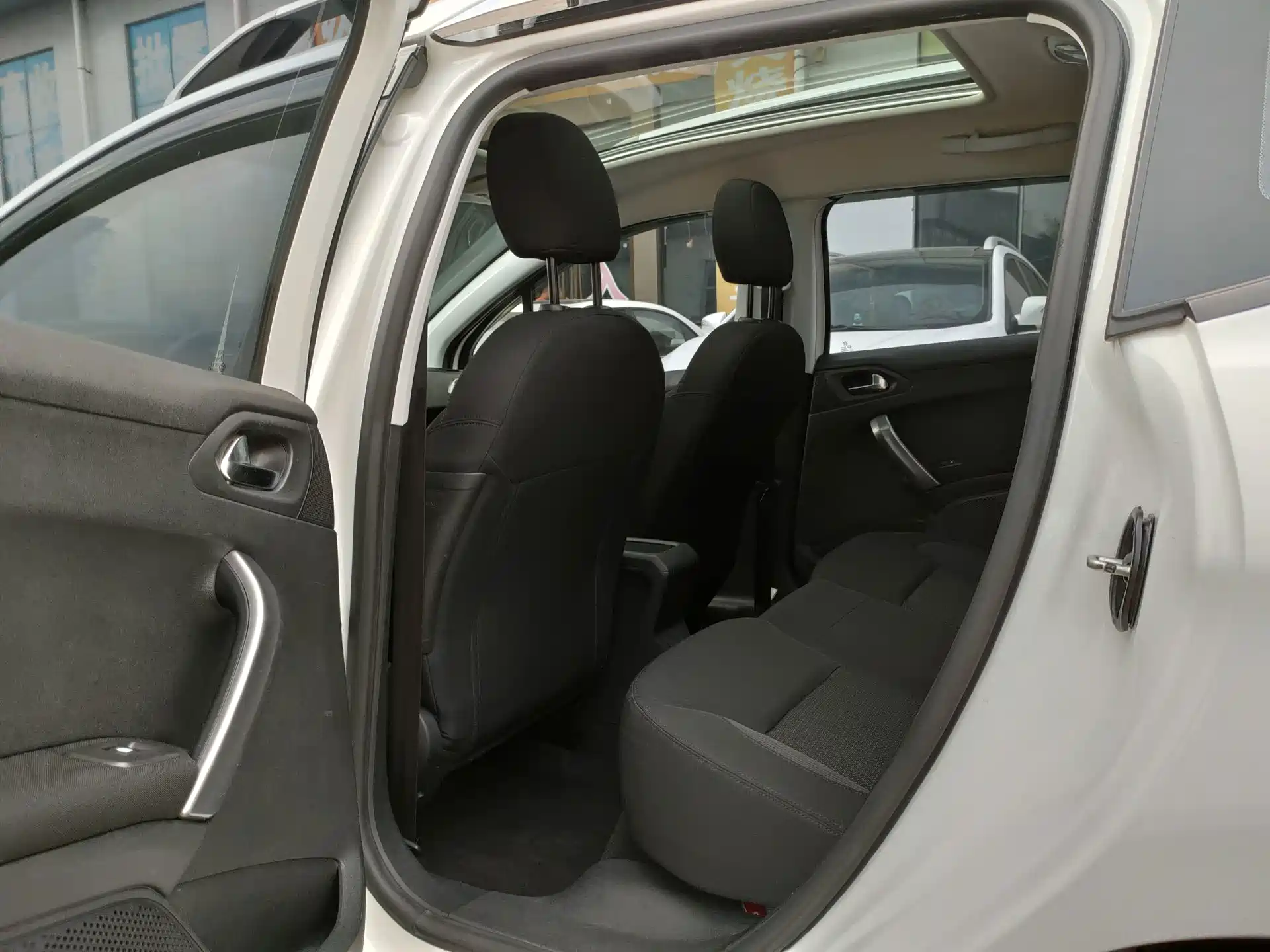 صورة 19 - Peugeot 2008
