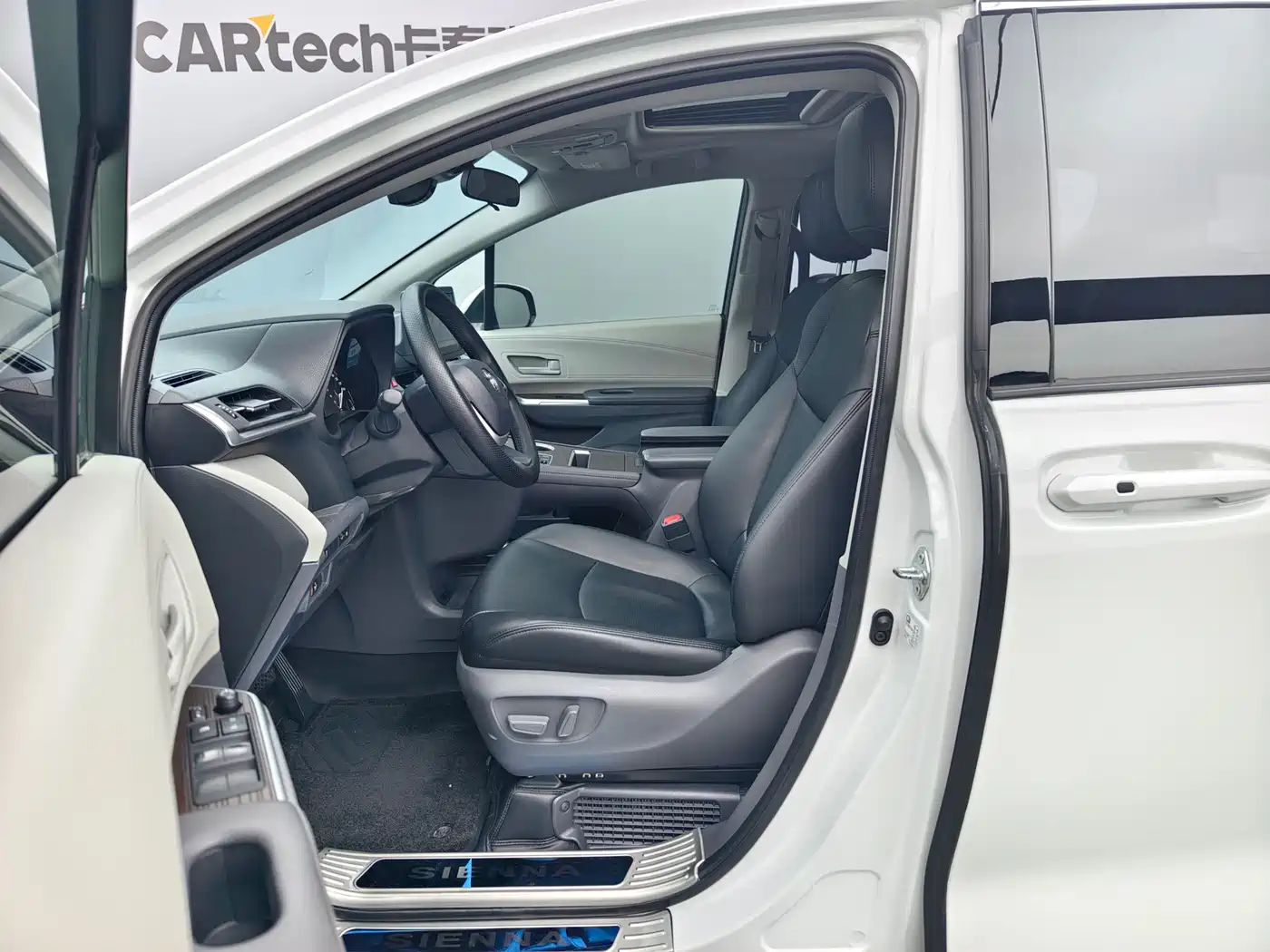 Toyota Sienna 2023 2.5L Hybrid Comfort Edition фото 8