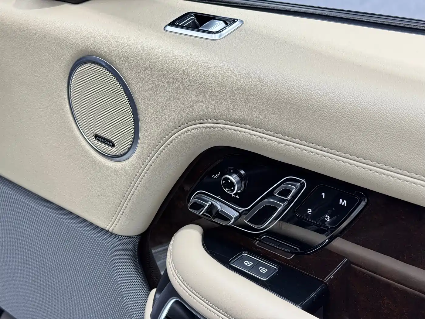 Land Rover Range Rover 2022 3.0 L6 360PS Heritage Edition фото 30