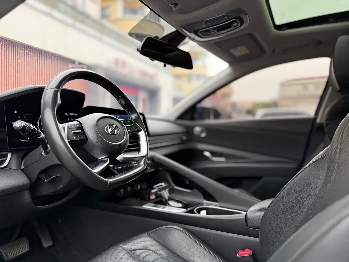 Hyundai Elantra 2021 1.5L CVT LUX Premium Edition фото 13