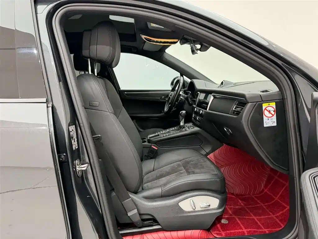 PORSCHE MACAN