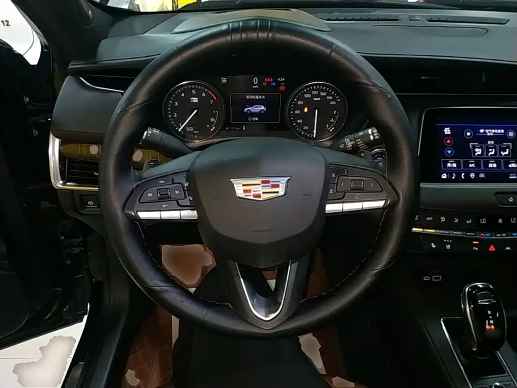 Фото 11 - Cadillac XT4