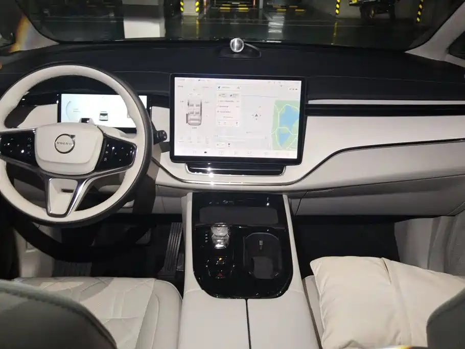 Volvo EM90 2024 2025 Ultra Six-Seater