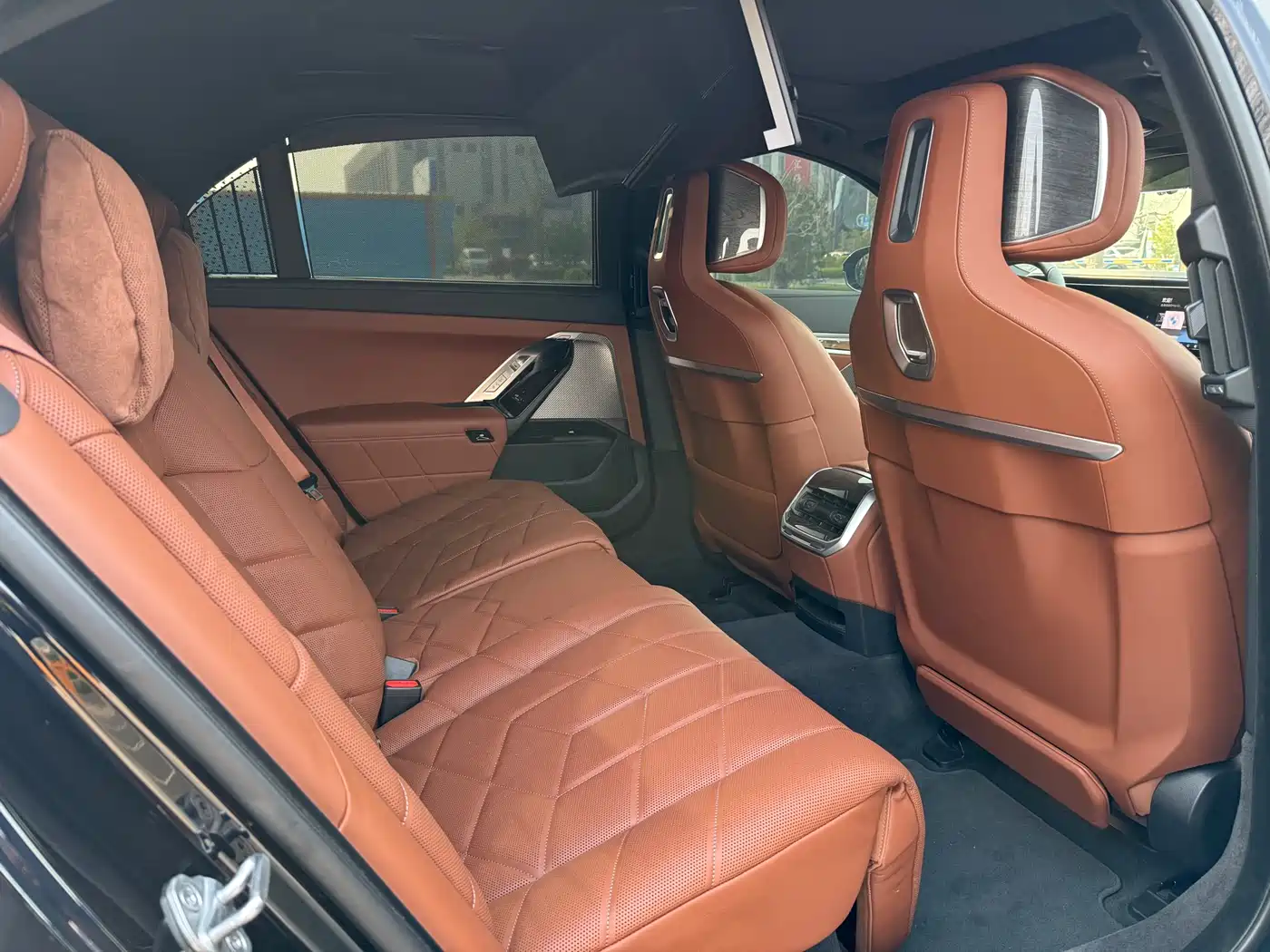 BMW 7 Series 2023 740Li Exclusive M Sport Package фото 16