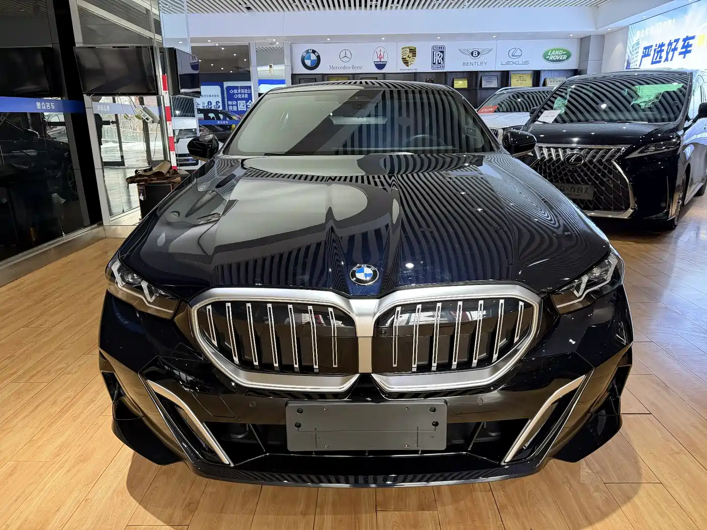 BMW 5 Series 2024 530Li Leading M Sport Package фото 2