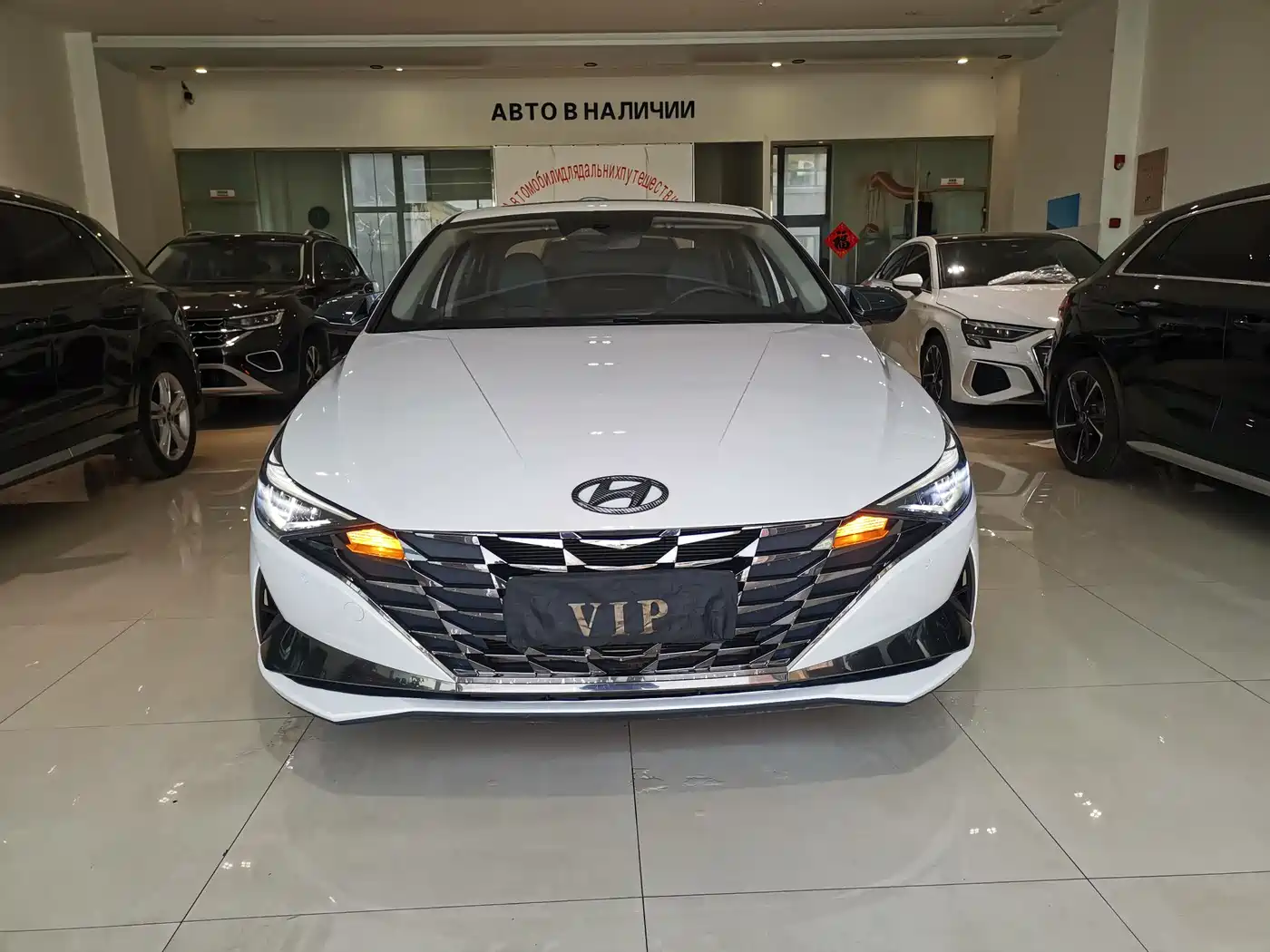 Hyundai Elantra 2022 1.5L CVT LUX Premium Edition фото 2