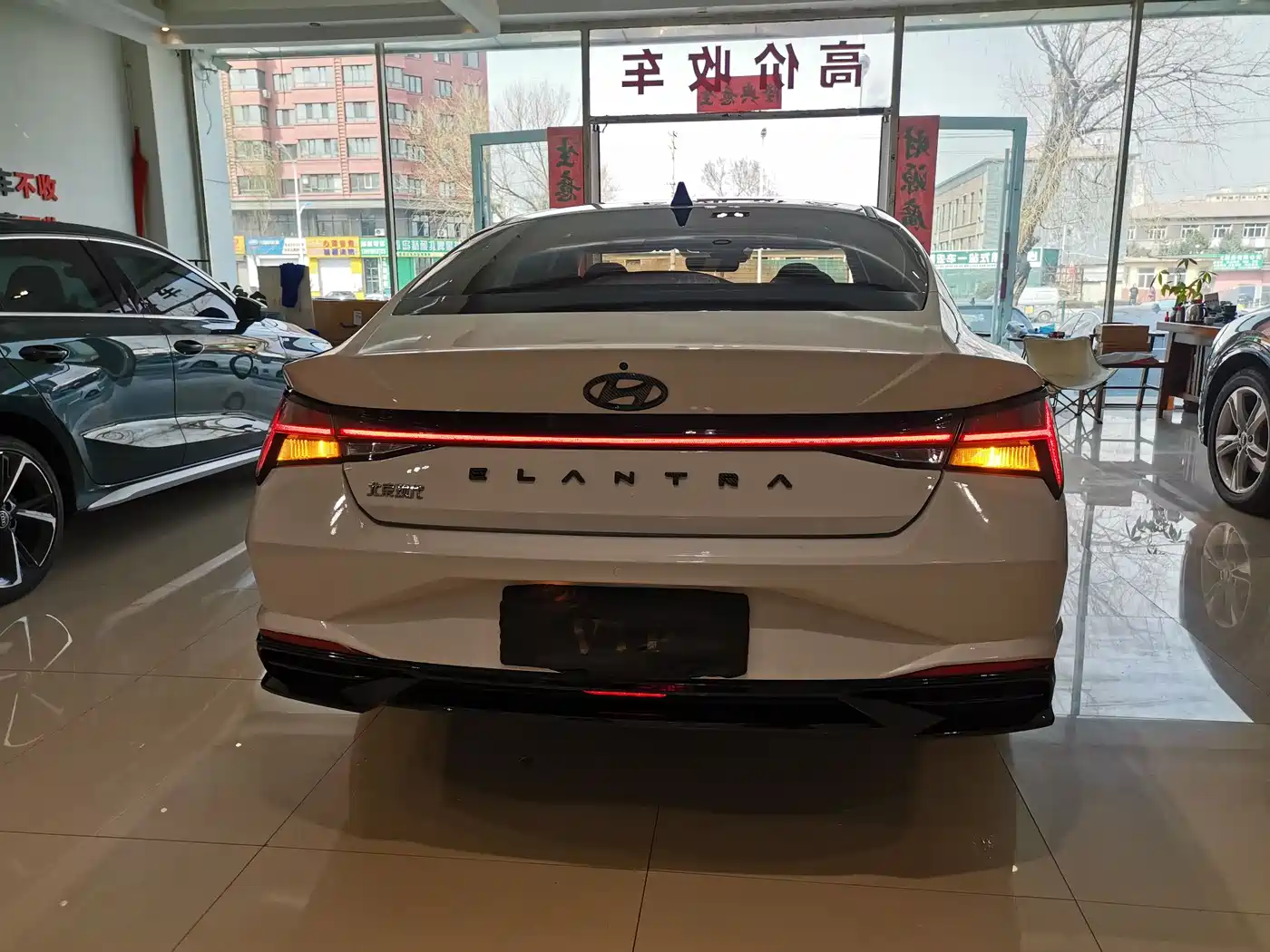 Hyundai Elantra 2022 1.5L CVT LUX Premium Edition фото 22