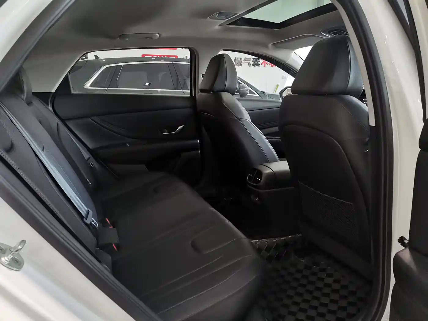 Hyundai Elantra 2022 1.5L CVT LUX Premium Edition фото 14