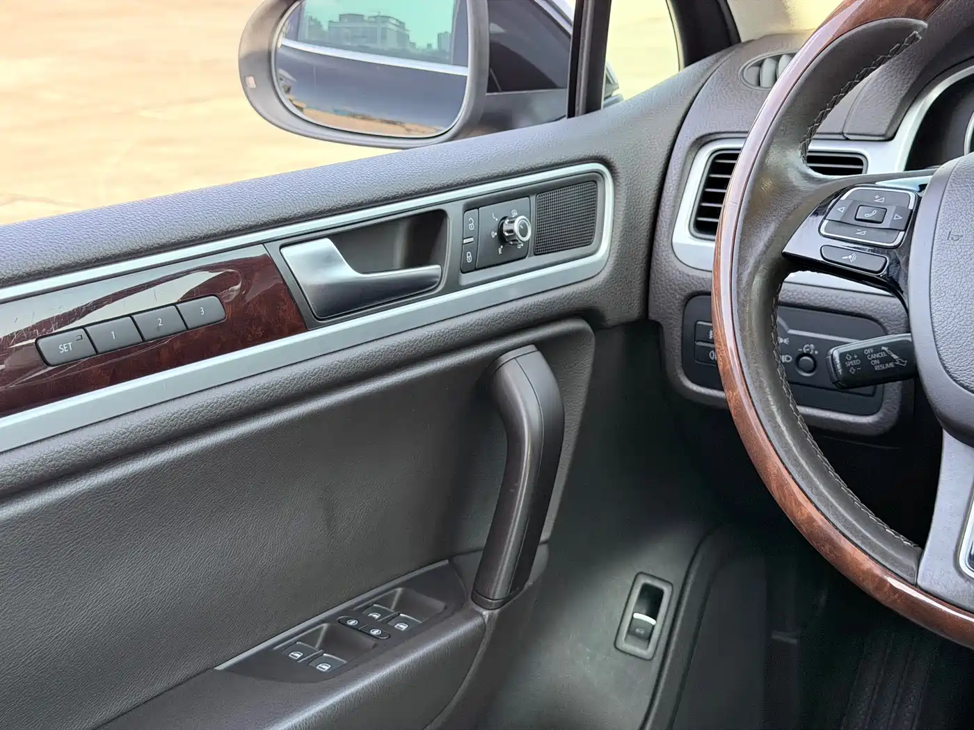 Volkswagen Touareg 2011 3.0TSI Luxury фото 14