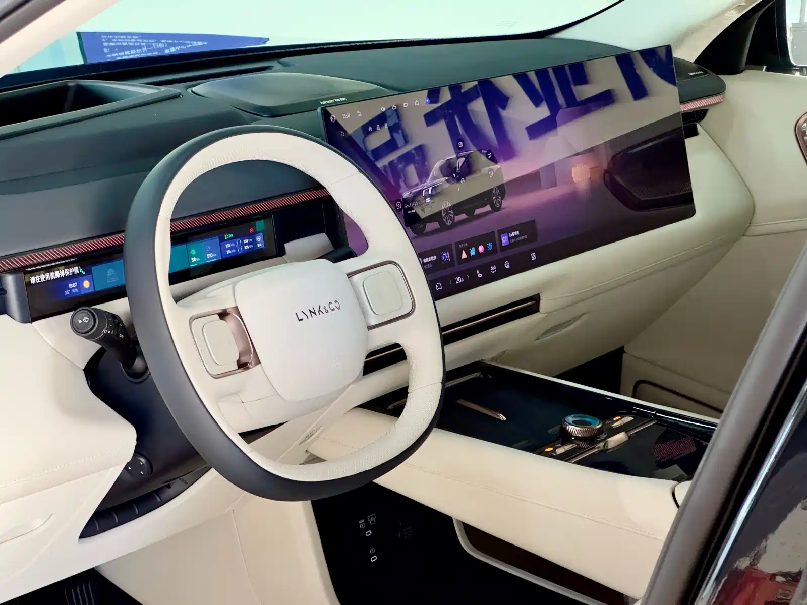 صورة 11 - Lynk & Co 900