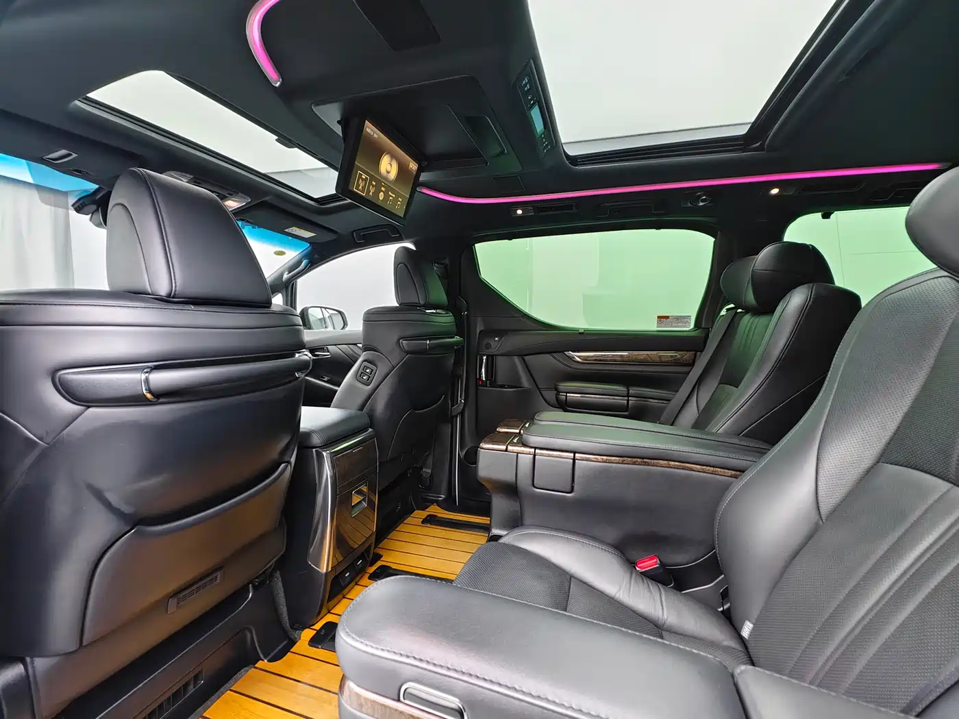 Toyota Vellfire 2019 Hybrid 2.5L HV Premium Edition фото 20