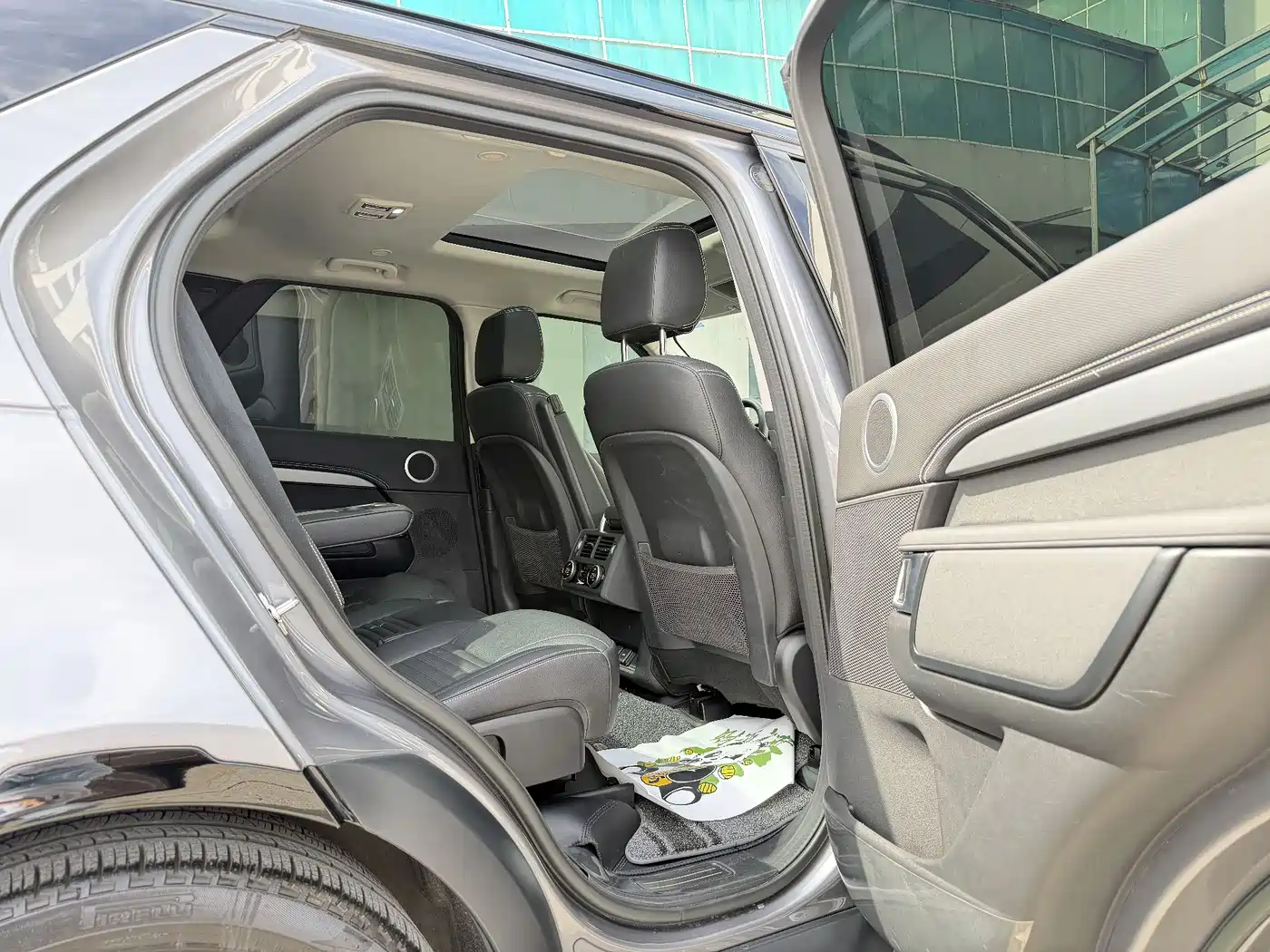 Land Rover Discovery 2023 Facelift 360PS R-Dynamic SE фото 11
