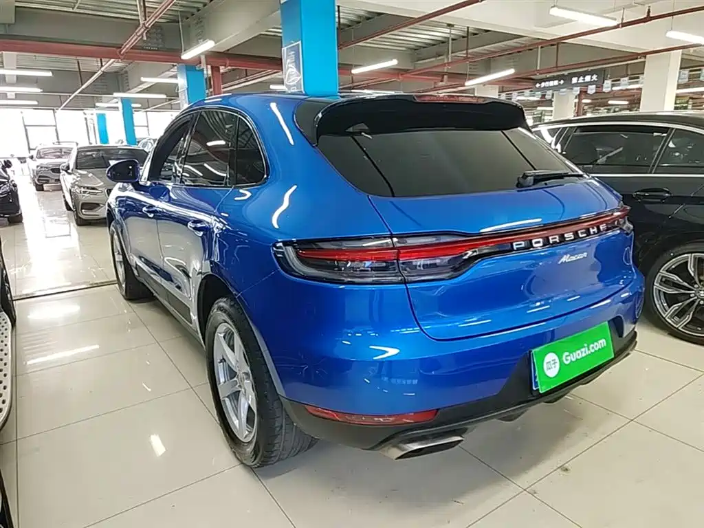 PORSCHE MACAN