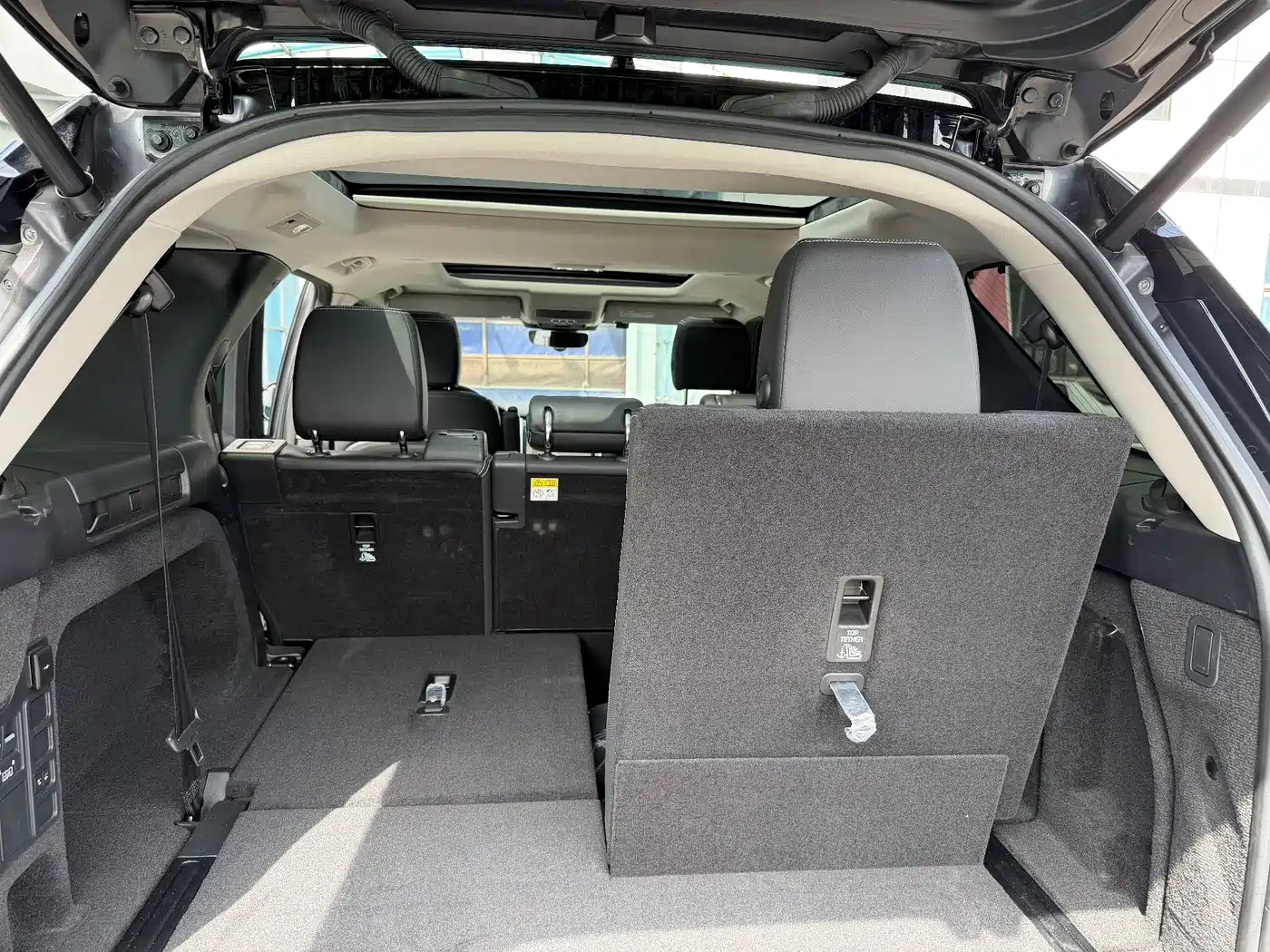 Land Rover Discovery 2023 Facelift 360PS R-Dynamic SE фото 18