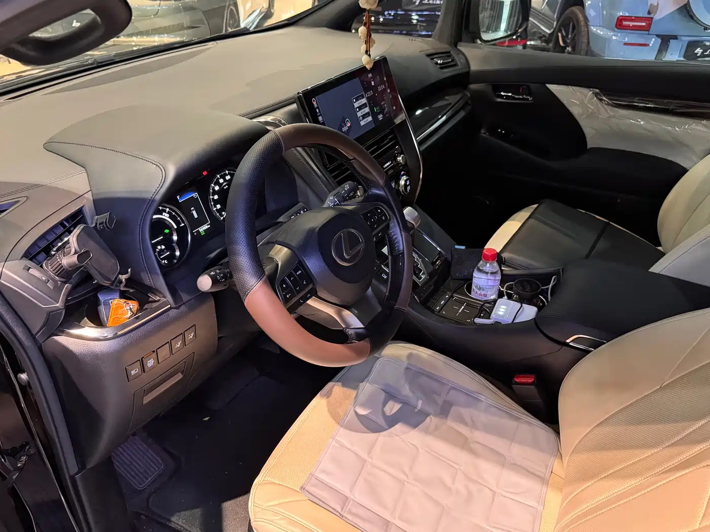 Lexus LM 2020 300h 4-Seat Imperial Edition фото 9