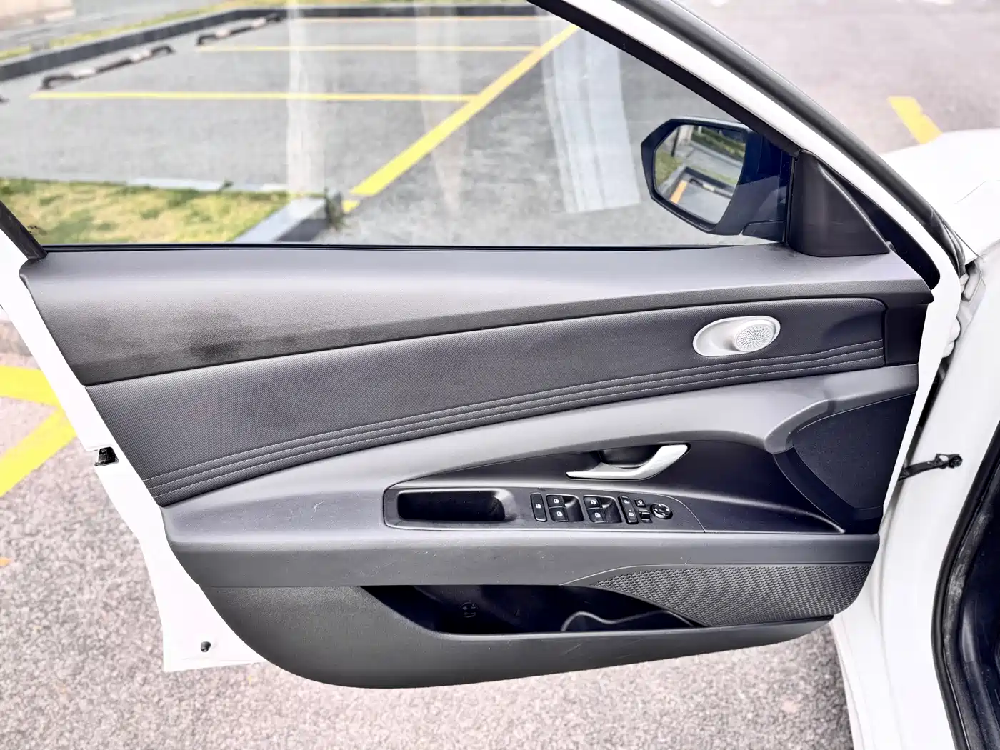 Hyundai Elantra 2022 1.5L CVT LUX Premium Edition фото 6