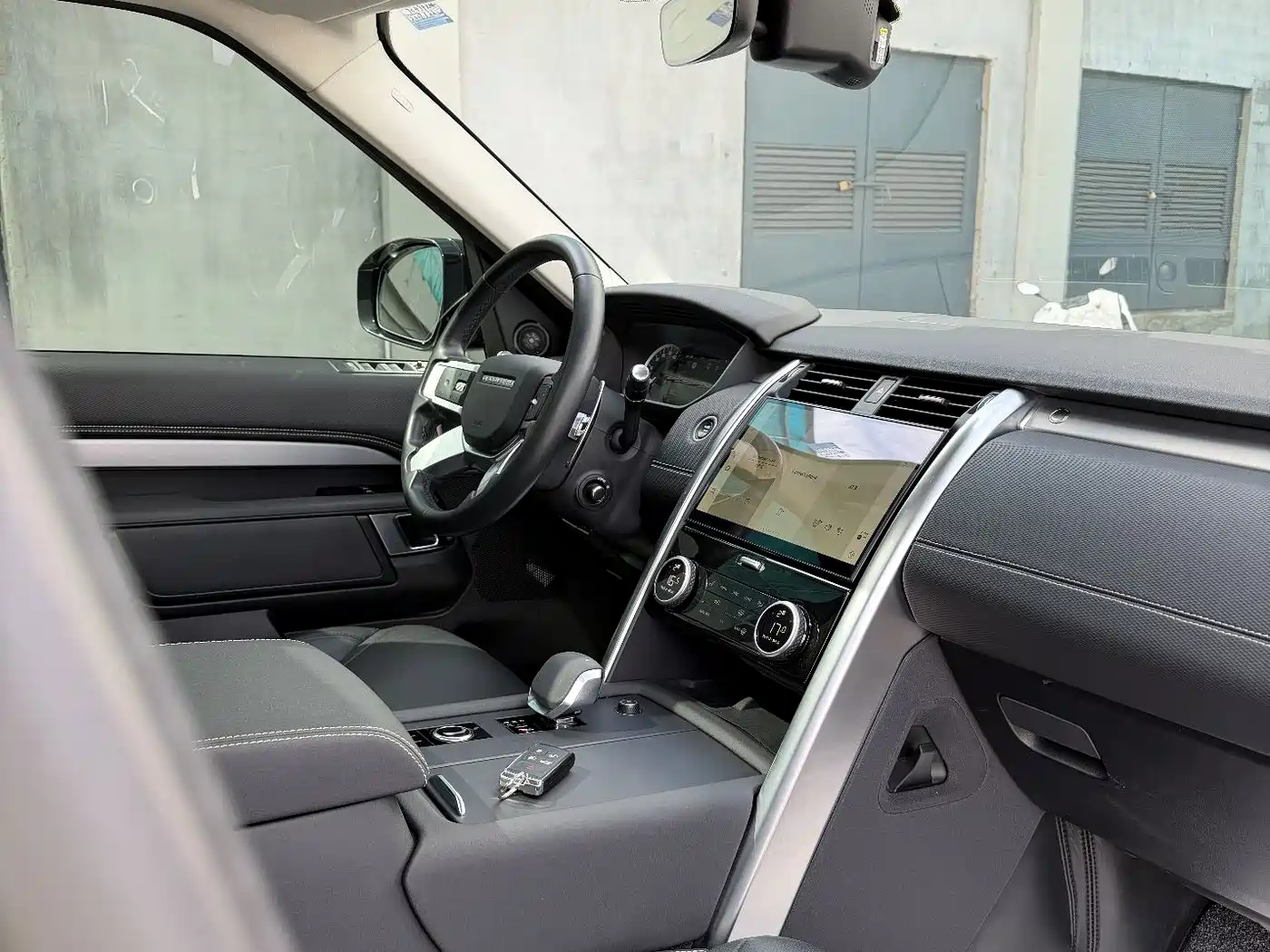 Land Rover Discovery 2023 Facelift 360PS R-Dynamic SE фото 9
