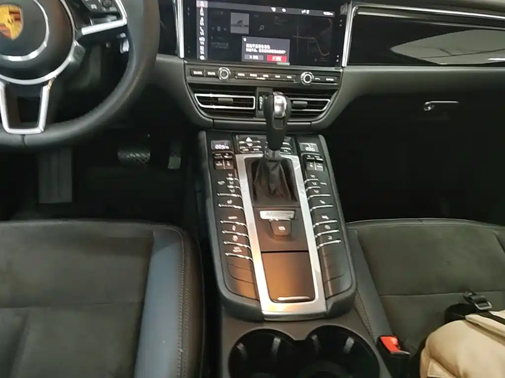PORSCHE MACAN