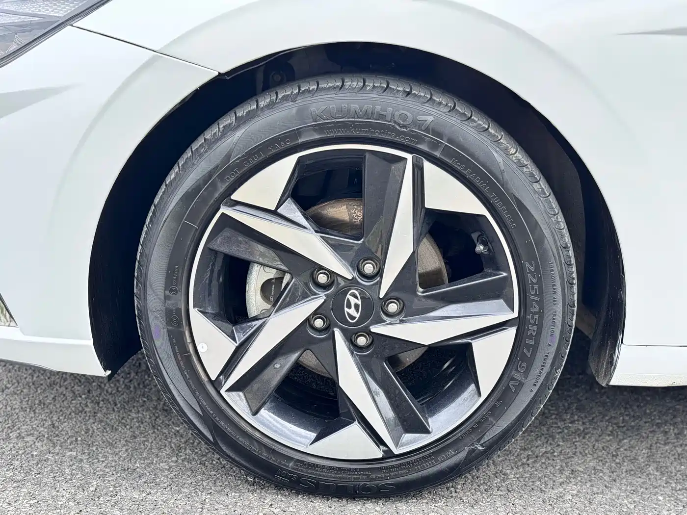 Hyundai Elantra 2022 1.5L CVT LUX Premium Edition фото 25