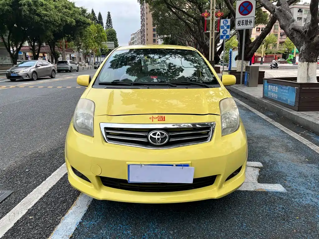 Toyota Yaris 2011 1.6E Auto Charm Edition фото 2