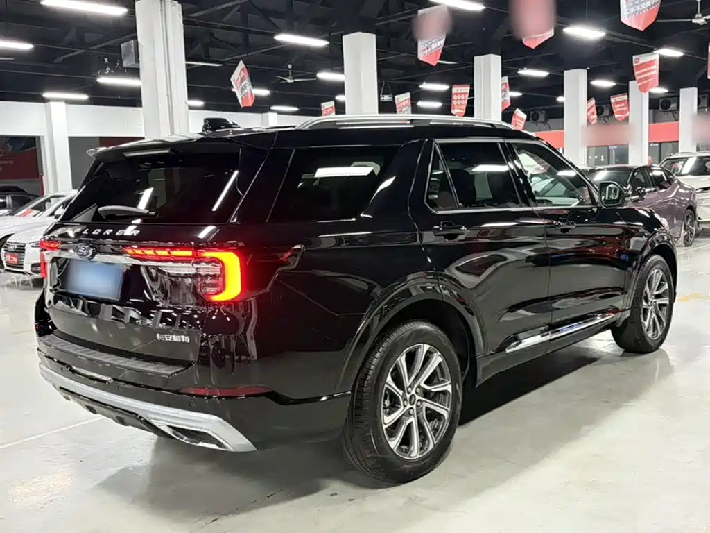 Photo 11 - Ford Explorer