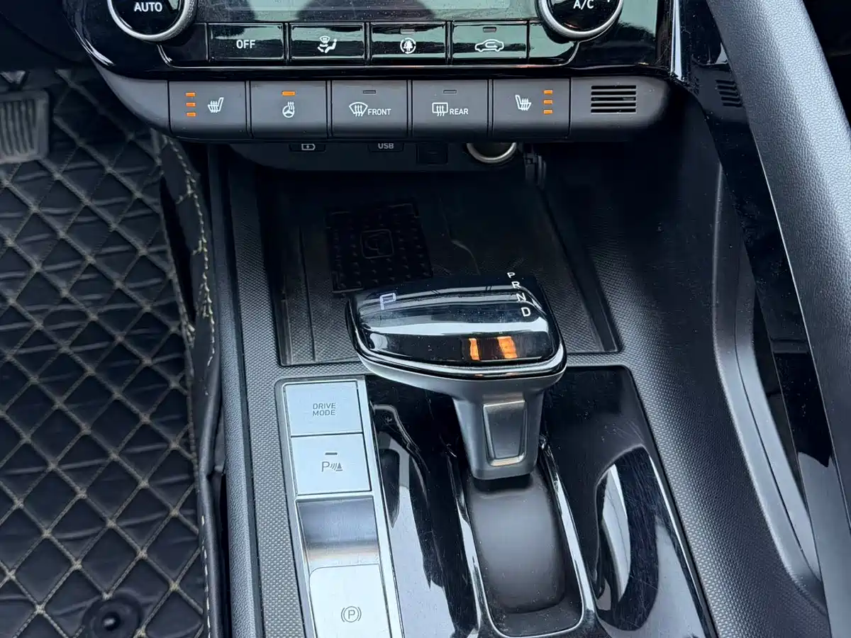 Hyundai Elantra 2023 Model 1.5L CVT LUX Premium Edition фото 9