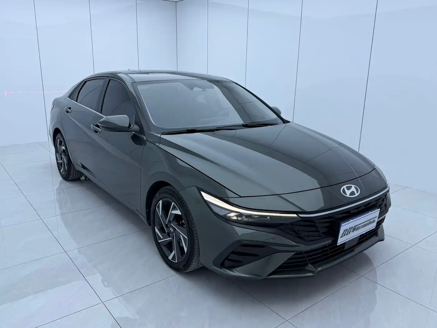 Hyundai Elantra 2023 Model 1.5L CVT LUX Premium Edition фото 3