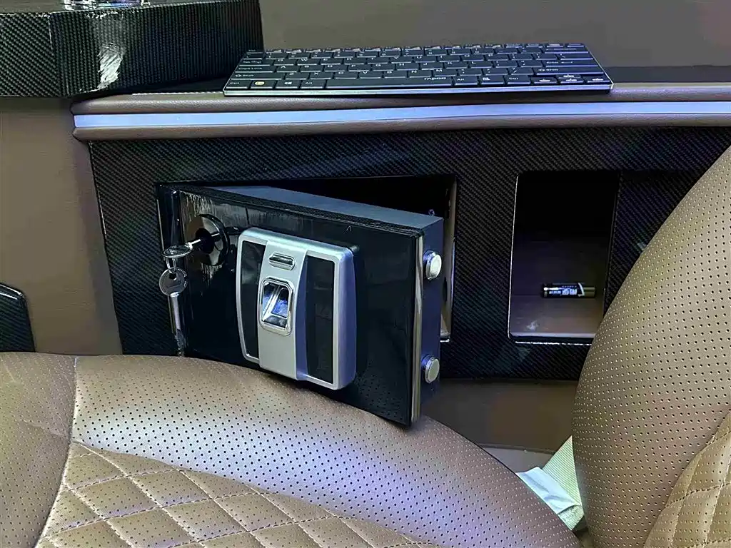 Mercedes-Benz V-Class 2017 Model V 260 L Premium Extended Edition фото 24