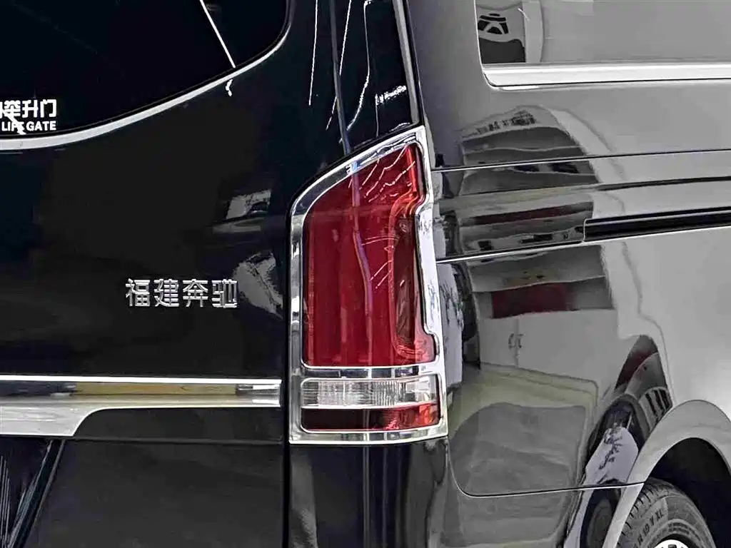 Mercedes-Benz V-Class 2017 Model V 260 L Premium Extended Edition фото 26