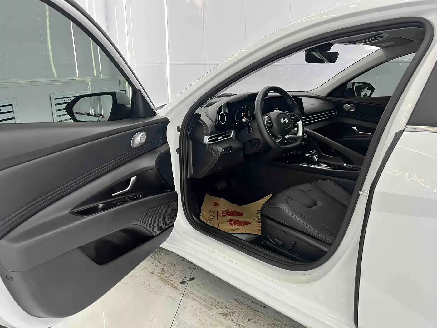 Hyundai Elantra 2023 Model 1.5L CVT LUX Premium Edition фото 7