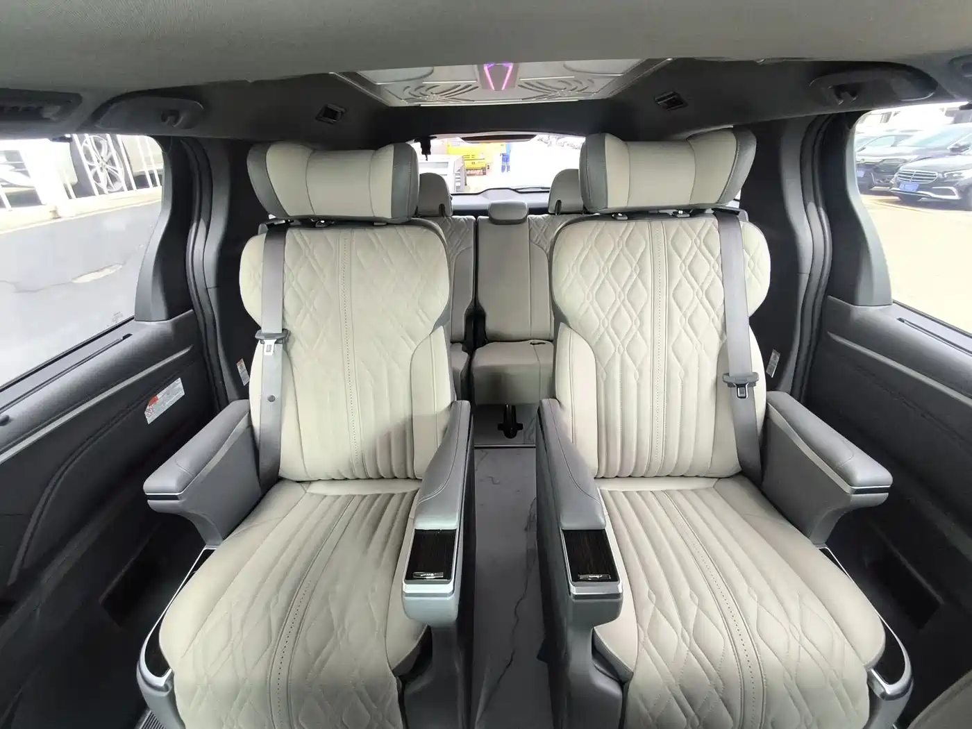 Toyota Sienna 2024 2.5L Hybrid 4WD Premium Edition фото 7