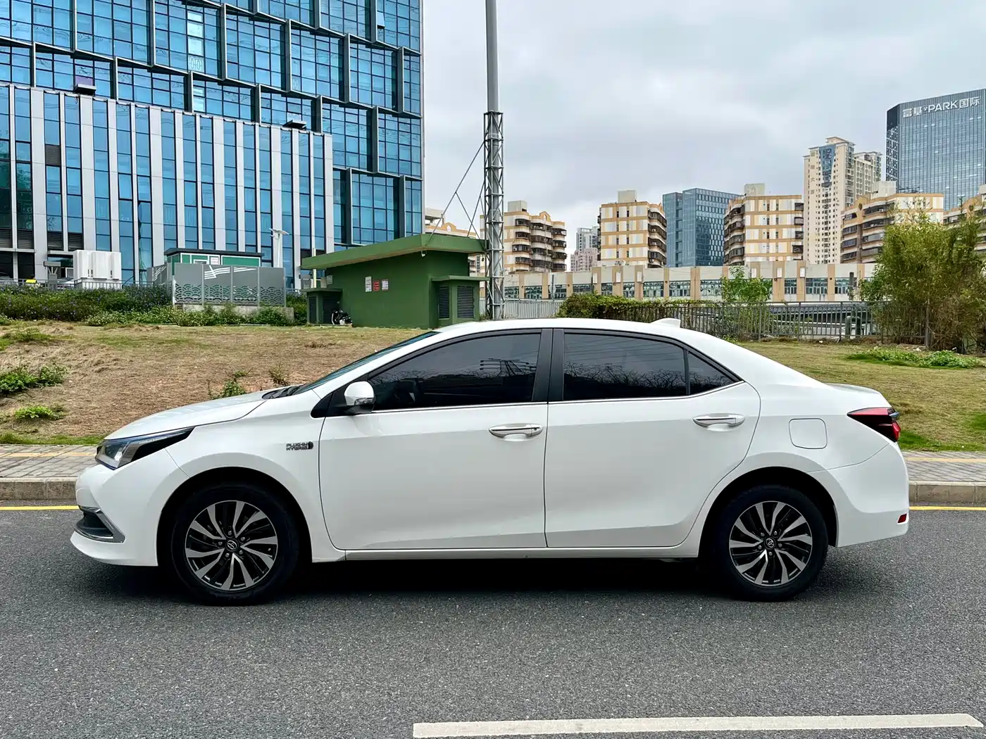 Toyota Corolla Twin Engine E+ 2020 1.8L E-CVT Comfort Edition фото 4