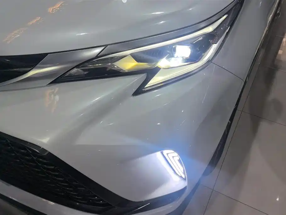 Toyota Granvia 2023 2.5L Hybrid Luxury Edition фото 5