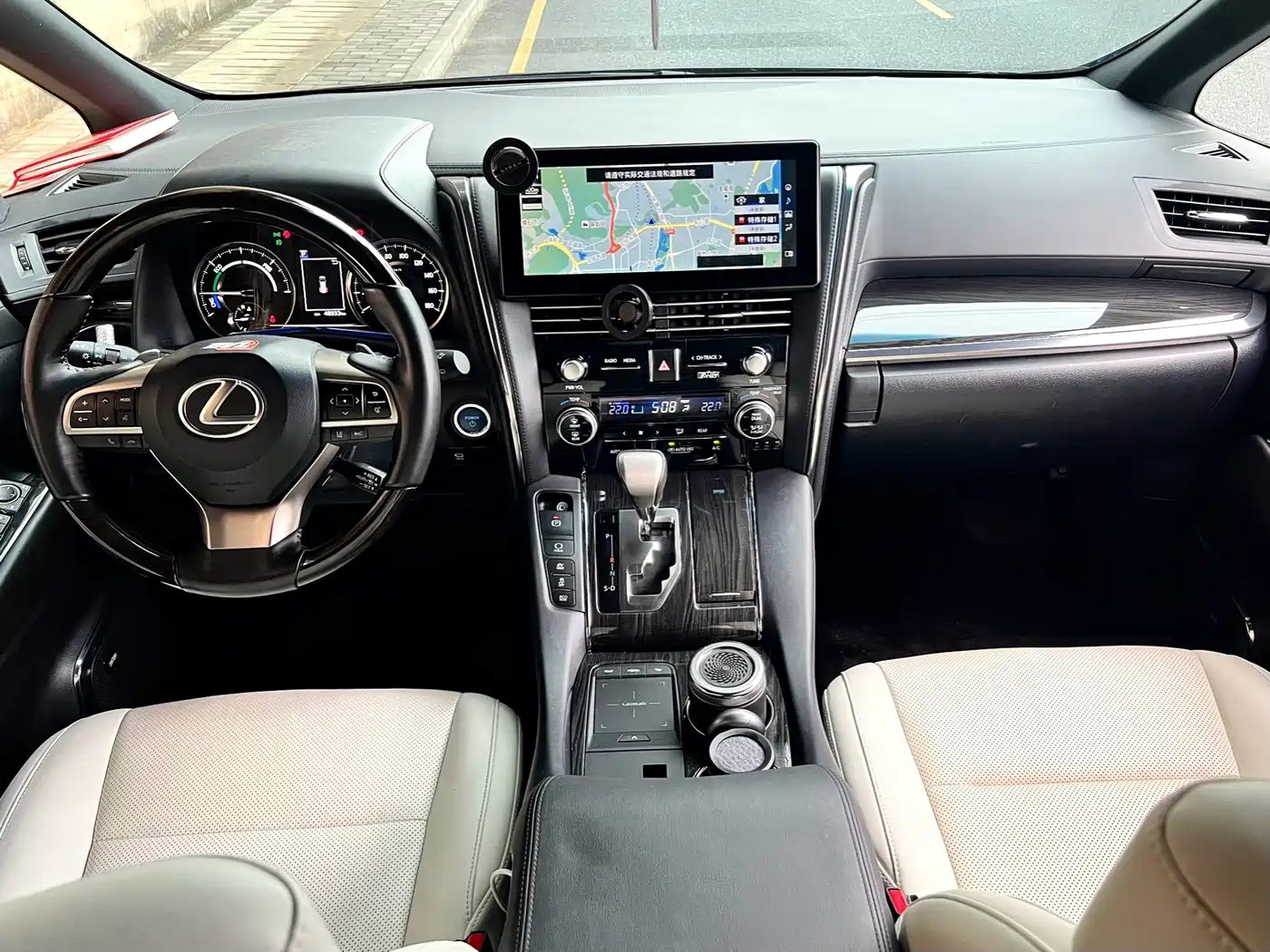 Lexus LM 2020 300h 4-Seat Imperial Edition фото 15