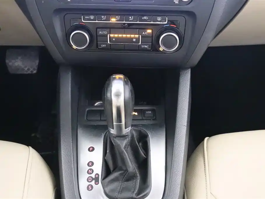 Volkswagen Sagitar 2012 1.4TSI Automatic Luxury фото 8